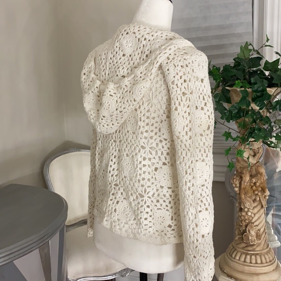 Knitted sweater in white with hood. - Picture 3 of 4
